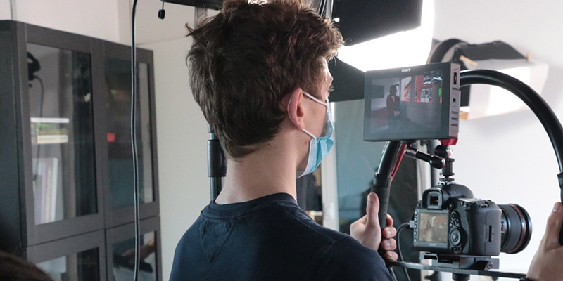 étudiant en cinéma et audiovisuel avec une caméra étudiant en cinéma et audiovisuel avec une caméra